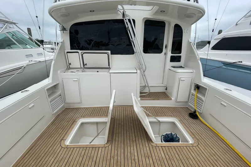 Reel It In Yacht Photos Pics 2003 Ocean Yachts 40 Super Sport boat deck with storage compartments and ladder.