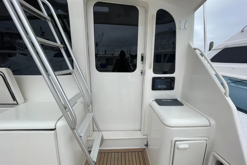 Reel It In Yacht Photos Pics 2003 Ocean Yachts 40 Super Sport yacht deck with ladder and navigation equipment.