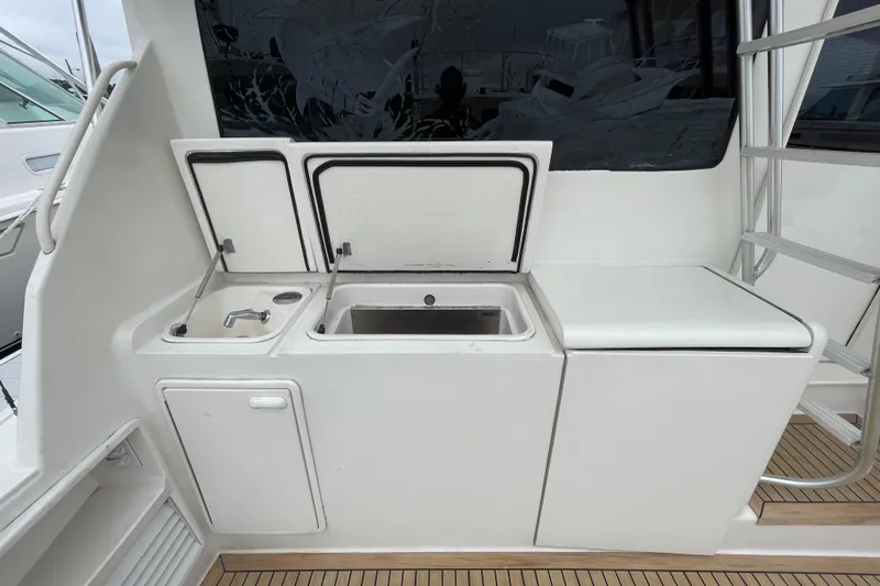 Reel It In Yacht Photos Pics Outdoor sink and storage area on a 2003 Ocean Yachts 40 Super Sport boat.
