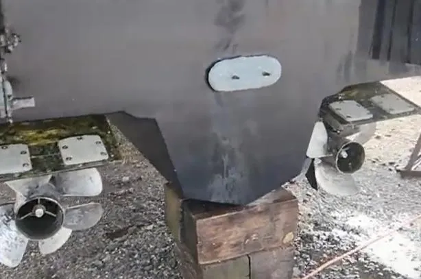  Yacht Photos Pics Propellers of a 2009 Sea Ray 500 Sundancer yacht on dry dock.