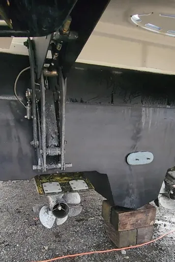  Yacht Photos Pics 2009 Sea Ray 500 Sundancer boat hull and propeller detail on dry dock.