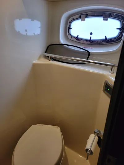  Yacht Photos Pics 2009 Sea Ray 500 Sundancer bathroom with porthole window and toilet.