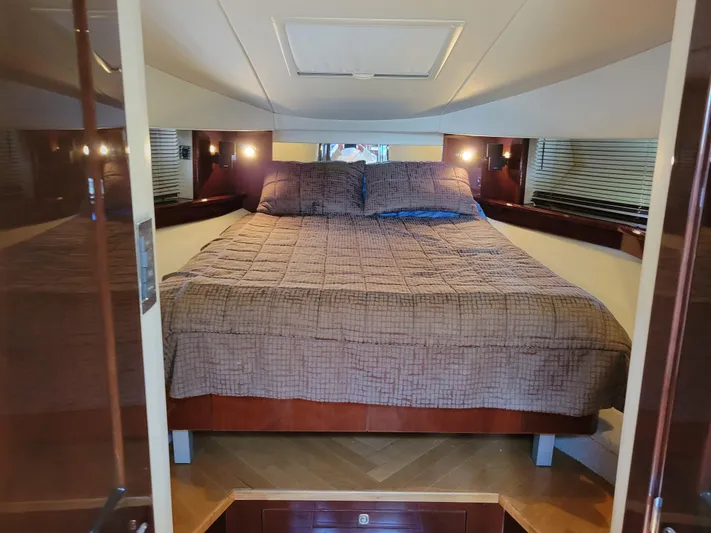  Yacht Photos Pics Luxurious bedroom interior of 2009 Sea Ray 500 Sundancer yacht.