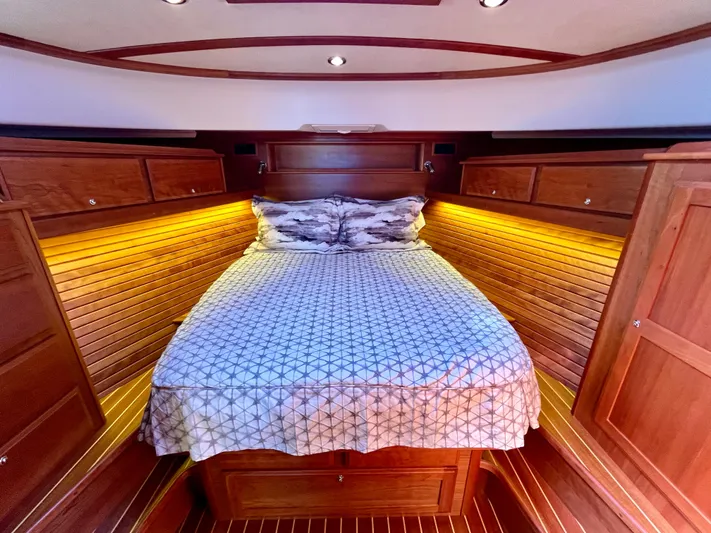 Calamity Jane Yacht Photos Pics Luxurious 2018 Sabre 45 Salon Express cabin with cozy bed and warm wood accents.