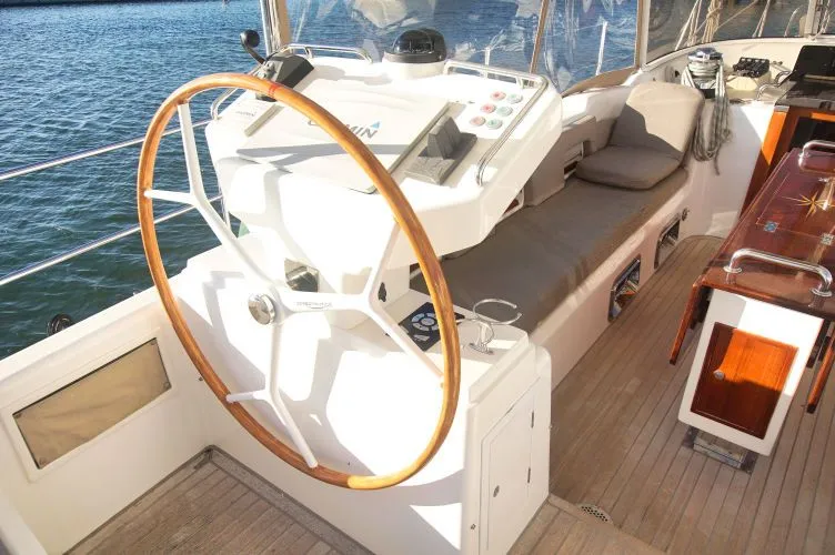 Ragnar Yacht Photos Pics 2015 Hylas 70 - Image 7