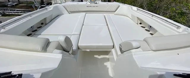 Wcn 51988 325dc Wht Mer350 Yacht Photos Pics 2024 World Cat 325 DC boat with spacious seating and white upholstery.