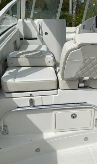 Wcn 51988 325dc Wht Mer350 Yacht Photos Pics 2024 World Cat 325 DC boat interior with white cushioned seating.