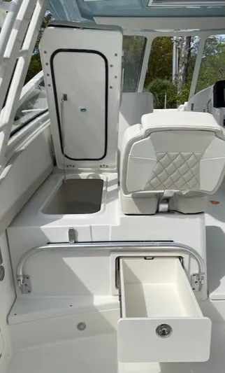 Wcn 51988 325dc Wht Mer350 Yacht Photos Pics 2024 World Cat 325 DC boat interior with storage compartments and seating.
