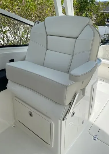 Wcn 51988 325dc Wht Mer350 Yacht Photos Pics 2024 World Cat 325 DC captain's chair with white cushioned seating.
