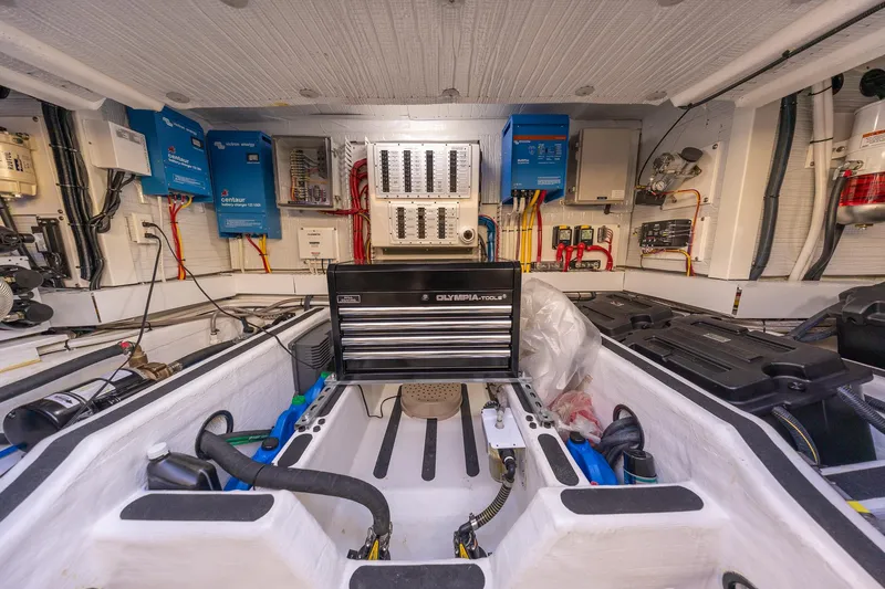  Yacht Photos Pics Engine Room Forward View