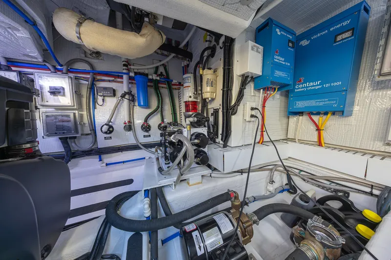  Yacht Photos Pics Engine Room Port Forward View