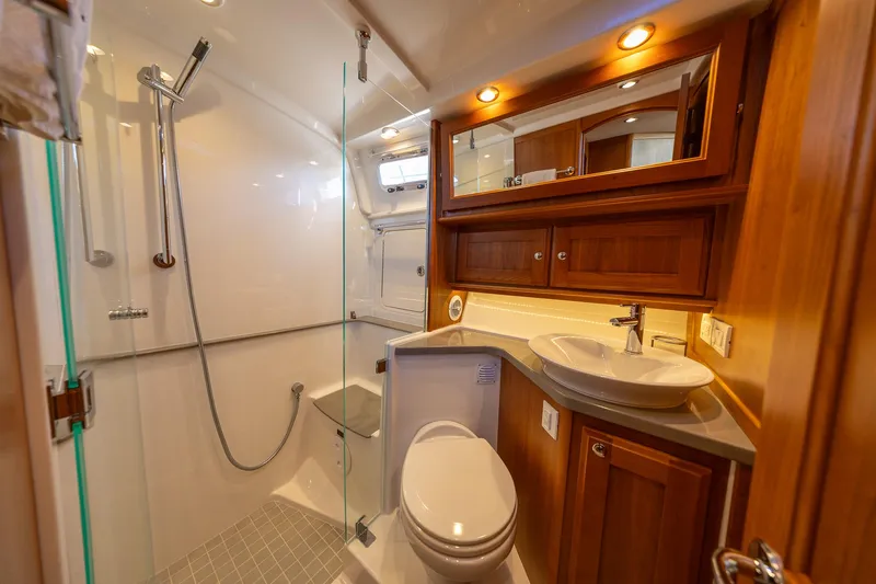  Yacht Photos Pics Guest/Day Head W/ Separate Shower