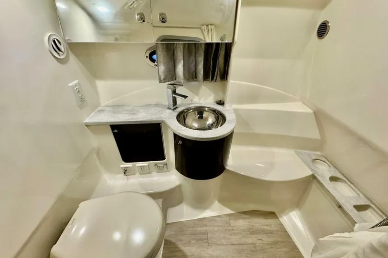 Hoody Yacht Photos Pics 2016 Formula 370 Super Sport- HOODY- Head