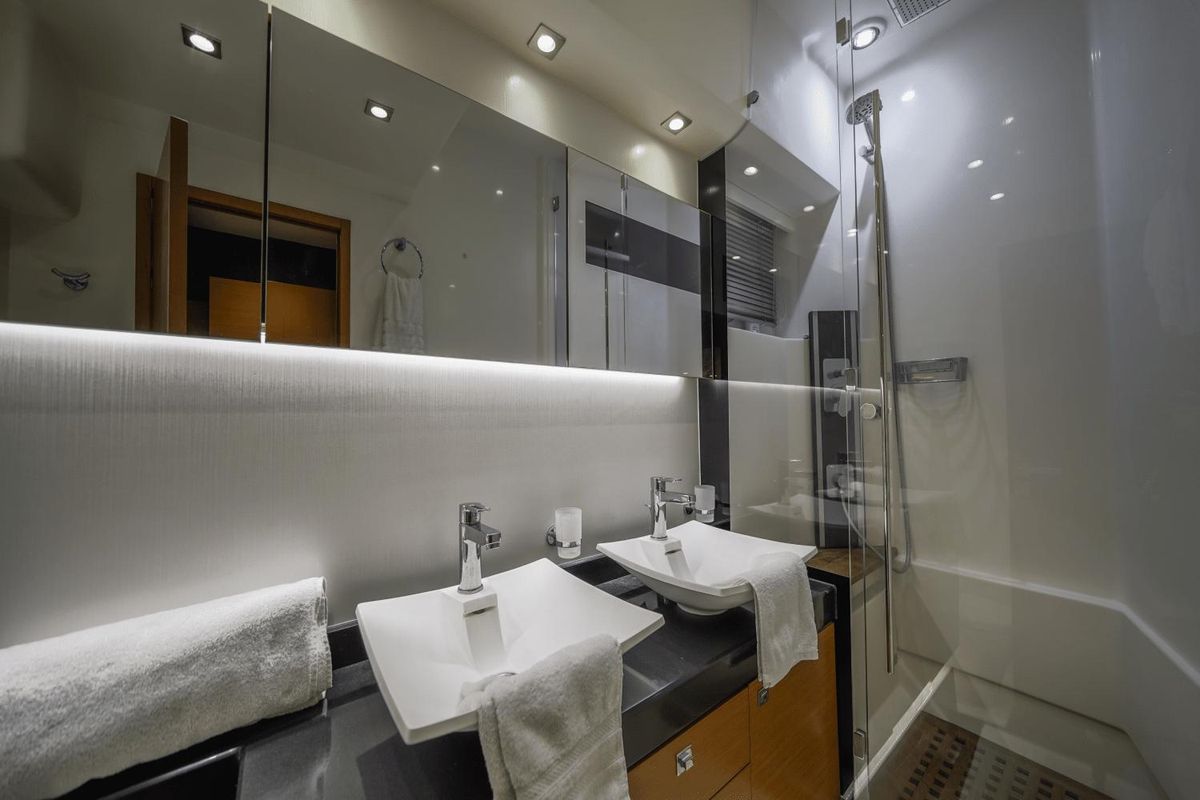 2015 Prestige 62 