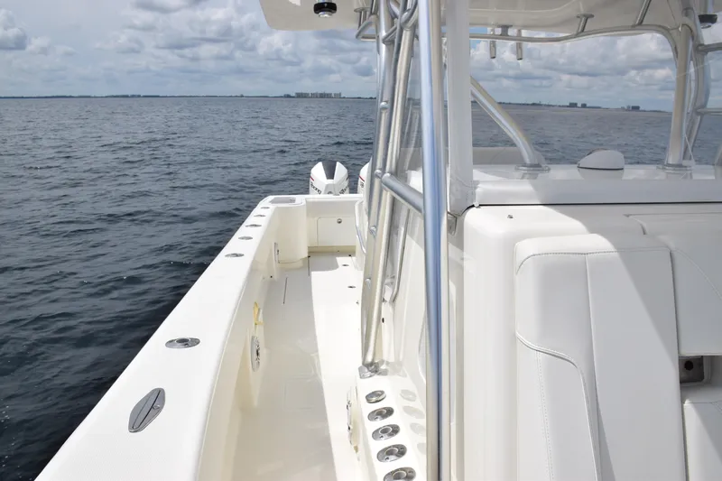  Yacht Photos Pics 2020 SeaVee 370z boat on open water, showcasing sleek design and spacious deck.