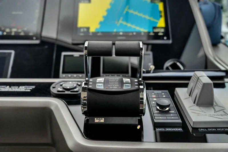 You And Islands Yacht Photos Pics 2023 Sunseeker 76 Yacht - Image 39