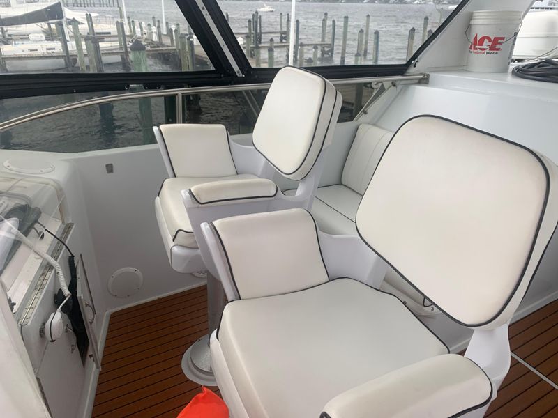 1998 Hatteras 52 Cockpit Motor Yacht