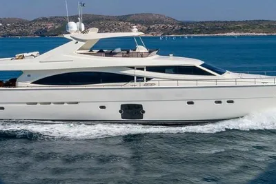 Ferretti Yachts 830