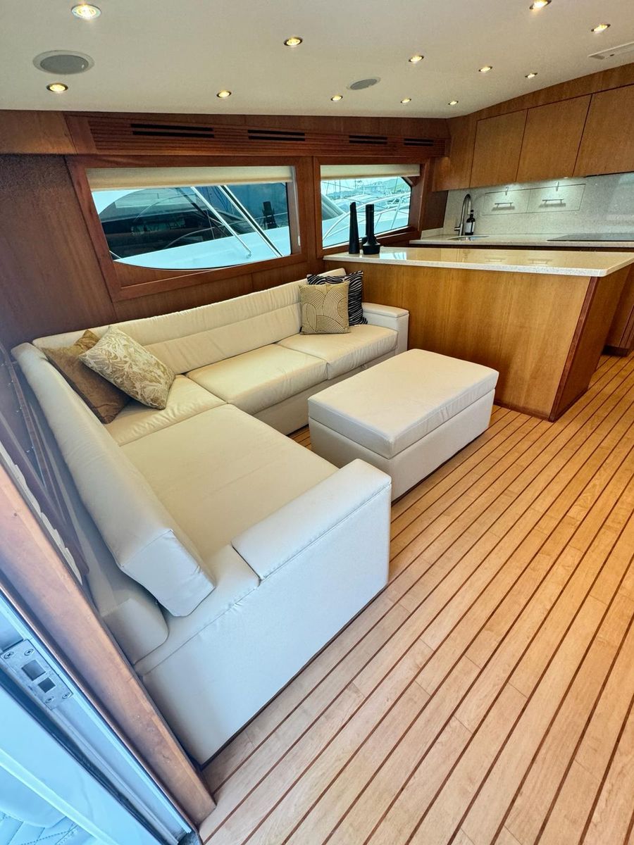 2009 Hatteras 59 