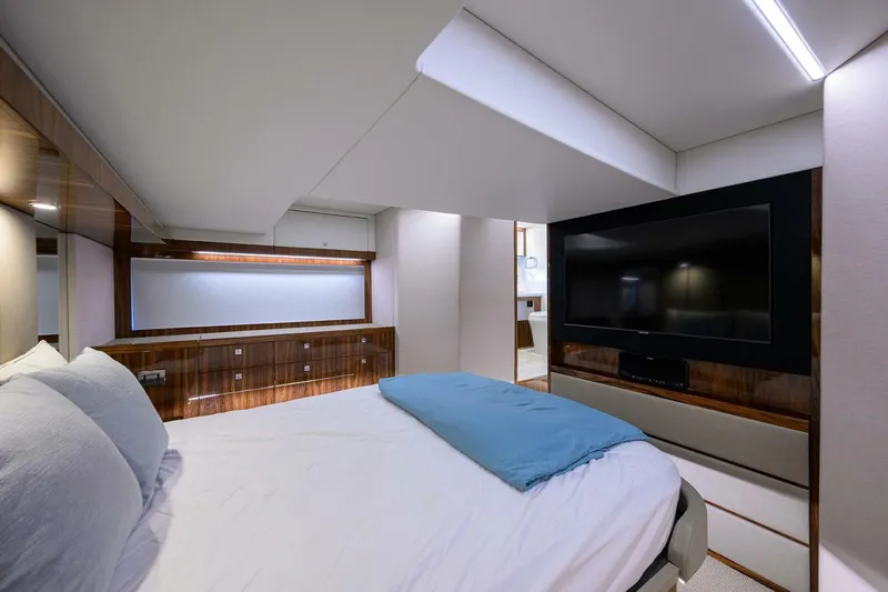 Command At Sea Yacht Photos Pics 2022 Riviera 505 Suv - Image 68