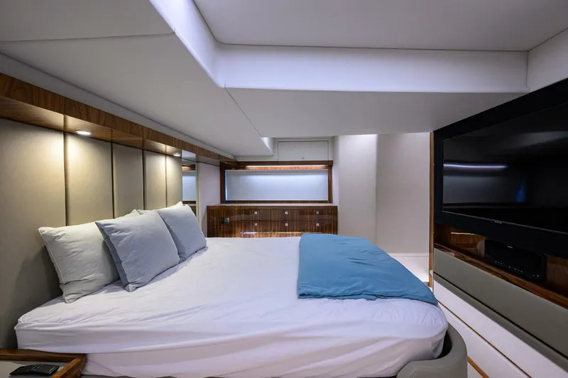 Command At Sea Yacht Photos Pics 2022 Riviera 505 Suv - Image 67