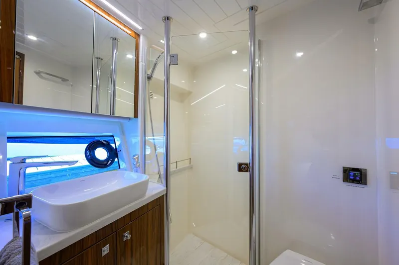 Command At Sea Yacht Photos Pics 2022 Riviera 505 Suv - Image 84