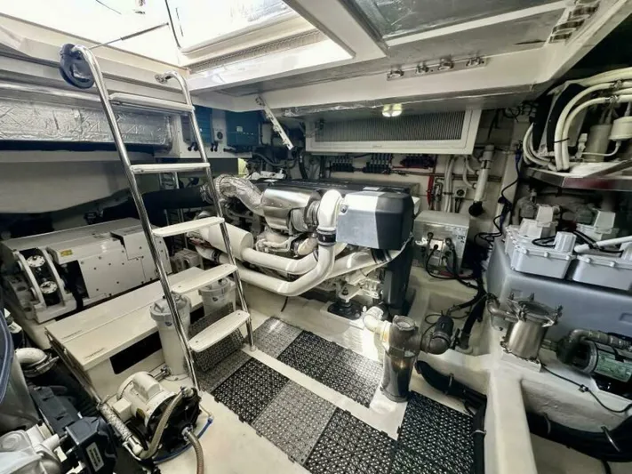 Command At Sea Yacht Photos Pics 2022 Riviera 505 Suv - Image 89