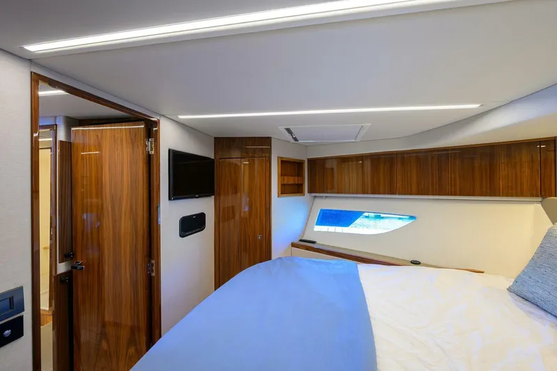 Command At Sea Yacht Photos Pics 2022 Riviera 505 Suv - Image 79