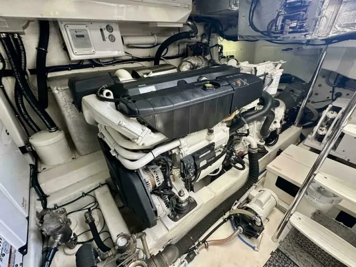 Command At Sea Yacht Photos Pics 2022 Riviera 505 Suv - Image 90