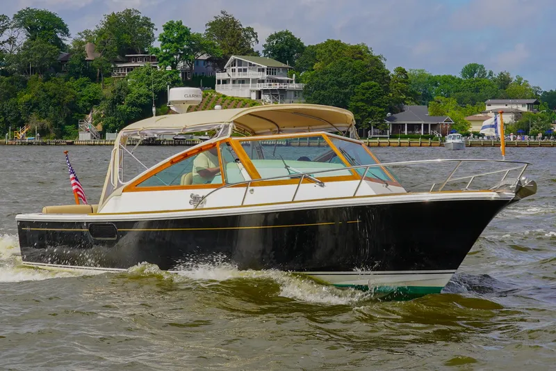 Meandher Yacht Photos Pics 2009 Hunt Yachts Harrier 29 cruising on a scenic river with lush greenery.