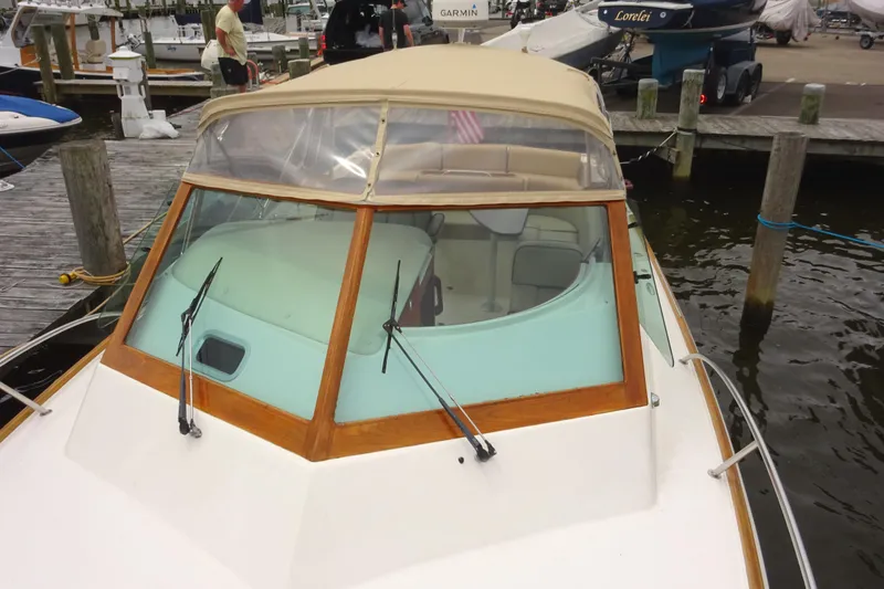 Meandher Yacht Photos Pics 2009 Hunt Yachts Harrier 29 docked, featuring a beige canopy and wooden trim.
