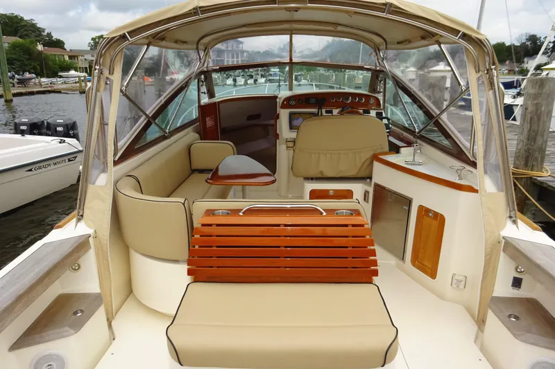 Meandher Yacht Photos Pics 2009 Hunt Yachts Harrier 29 interior with beige seating and wooden accents at a marina.