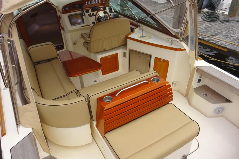 Meandher Yacht Photos Pics 2009 Hunt Yachts Harrier 29 interior with beige seating and wooden accents.