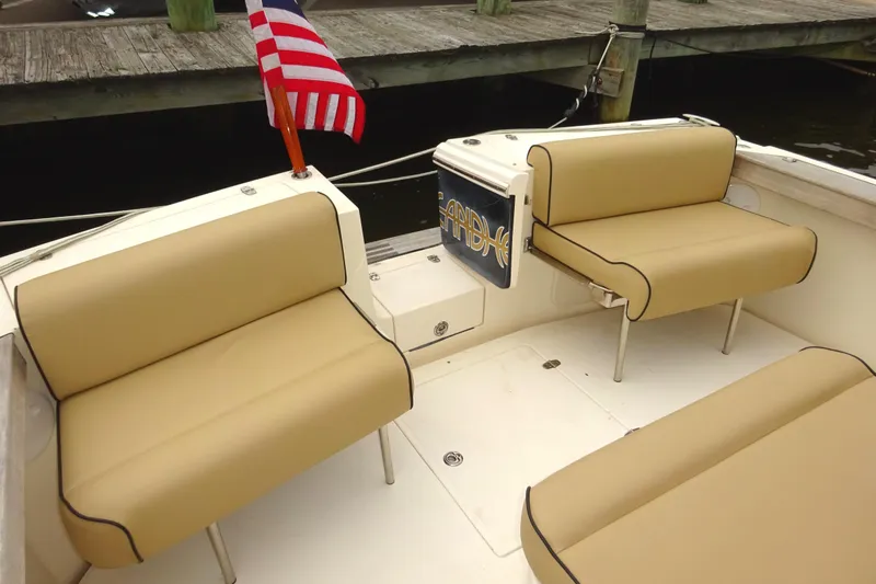 Meandher Yacht Photos Pics 2009 Hunt Yachts Harrier 29 boat interior with tan seating and American flag.