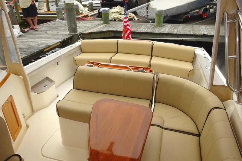 Meandher Yacht Photos Pics 2009 Hunt Yachts Harrier 29 interior with beige seating and wooden table at dock.
