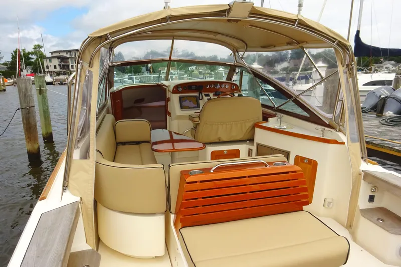 Meandher Yacht Photos Pics 2009 Hunt Yachts Harrier 29 interior with beige seating and wooden accents at a marina.