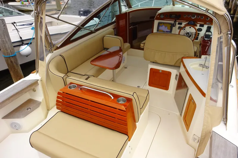Meandher Yacht Photos Pics 2009 Hunt Yachts Harrier 29 interior with beige seating and wooden accents.