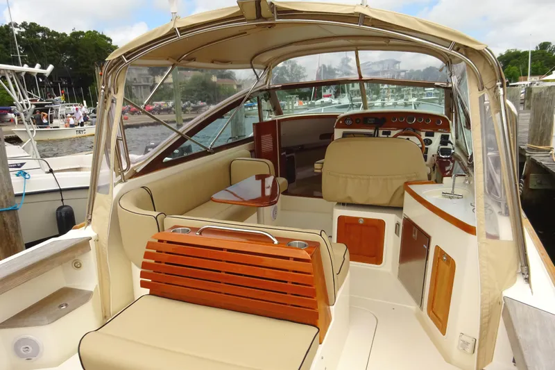 Meandher Yacht Photos Pics 2009 Hunt Yachts Harrier 29 interior with beige seating and wooden accents at a marina.
