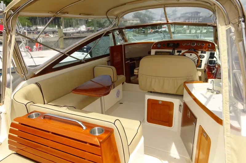 Meandher Yacht Photos Pics 2009 Hunt Yachts Harrier 29 interior with beige seating and wooden accents.
