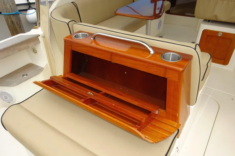Meandher Yacht Photos Pics 2009 Hunt Yachts Harrier 29 interior with wooden storage and cup holders.