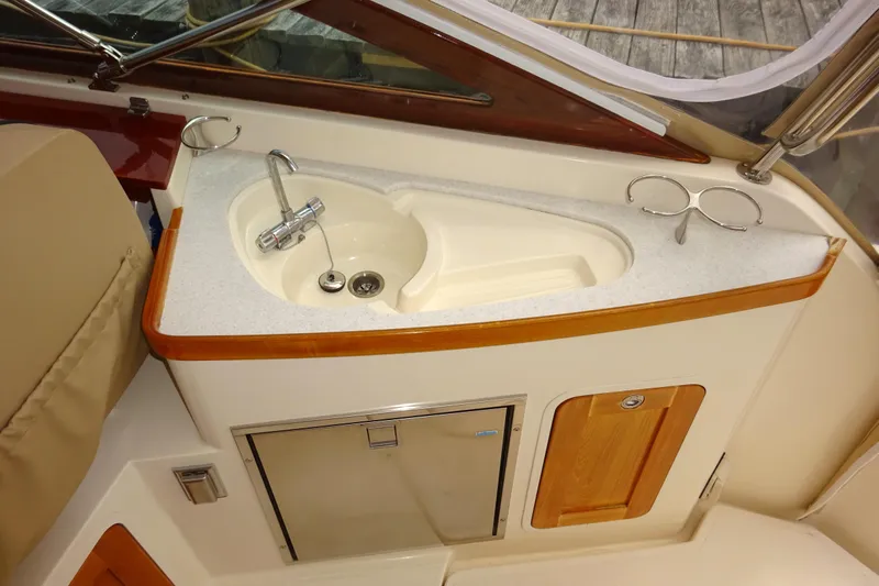 Meandher Yacht Photos Pics 2009 Hunt Yachts Harrier 29 interior with sink and storage cabinets.