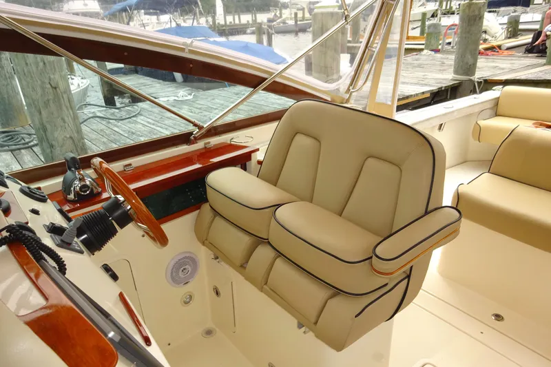 Meandher Yacht Photos Pics 2009 Hunt Yachts Harrier 29 interior with beige seating and wooden accents.