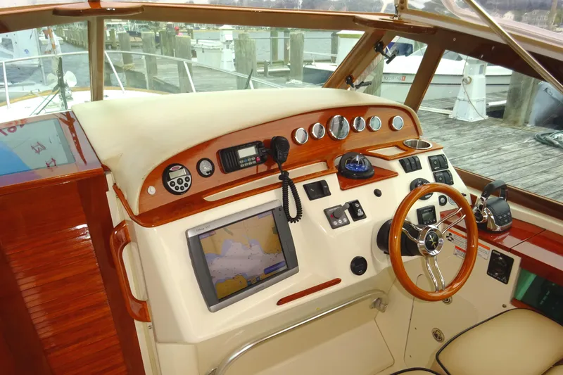 Meandher Yacht Photos Pics 2009 Hunt Yachts Harrier 29 helm with navigation equipment and wooden accents.