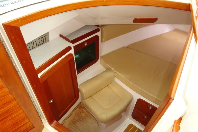 Meandher Yacht Photos Pics 2009 Hunt Yachts Harrier 29 cabin interior with wood accents and beige seating.