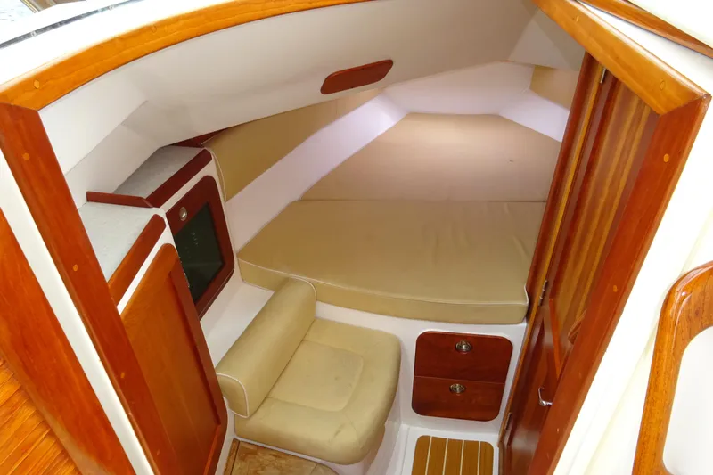 Meandher Yacht Photos Pics 2009 Hunt Yachts Harrier 29 cabin interior with wood finish and beige seating.