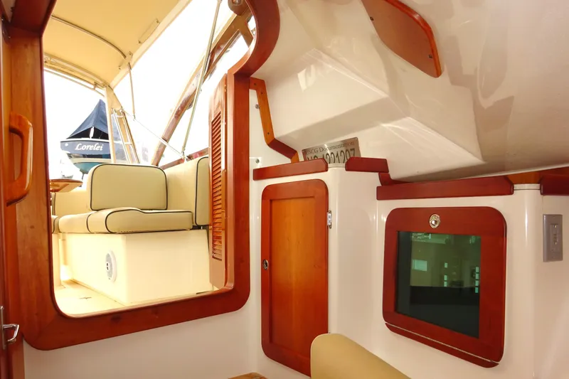 Meandher Yacht Photos Pics Interior of 2009 Hunt Yachts Harrier 29, featuring wood accents and cushioned seating.