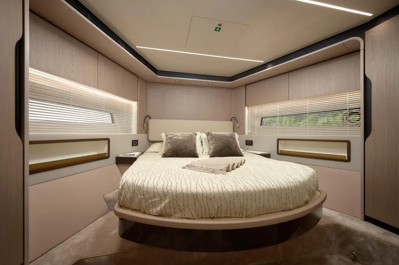 Atlantis Yacht Photos Pics 