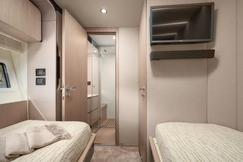 Atlantis Yacht Photos Pics 