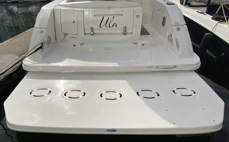 Ula Yacht Photos Pics Rear view of Sea Ray 350 Sundancer yacht, 2009 model.