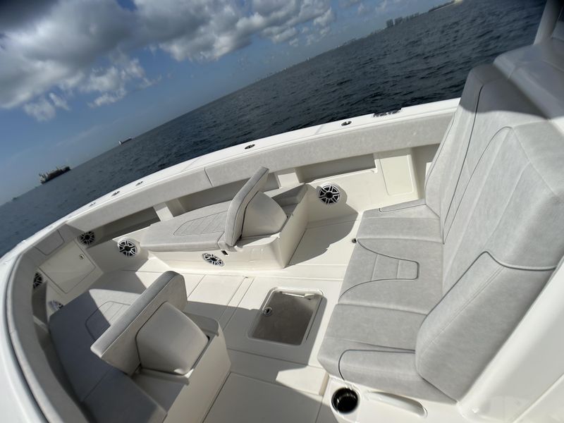 2022 SeaVee 390z Center Console